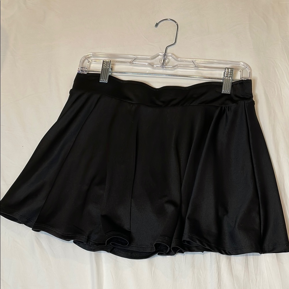 Heart & Hips black mini skort
Size Large